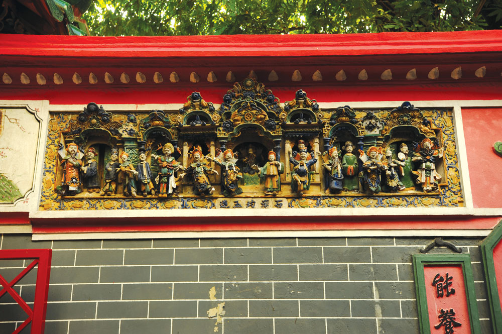 廟宇牆頭布滿色彩繽紛的石灣陶塑。