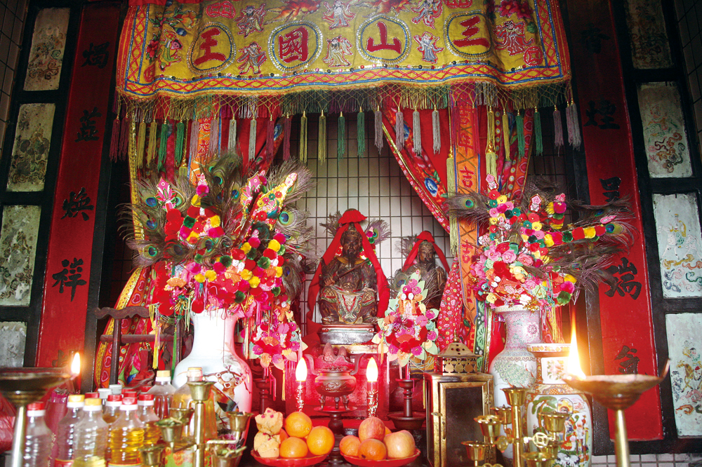 國王宮內的神壇放置了三尊神像。