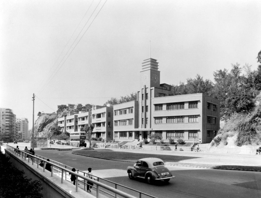 1950年代的亞皆老街及中電總部。