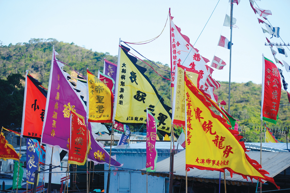 各個參賽的龍舟隊伍和廟宇組織旗幟分明。