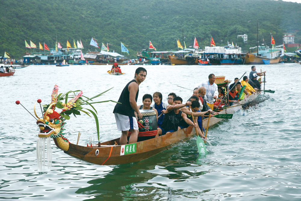 居民在天后誕當日舉行龍舟比賽，將龍舟划到天后廟參拜和祭祀海中亡魂。