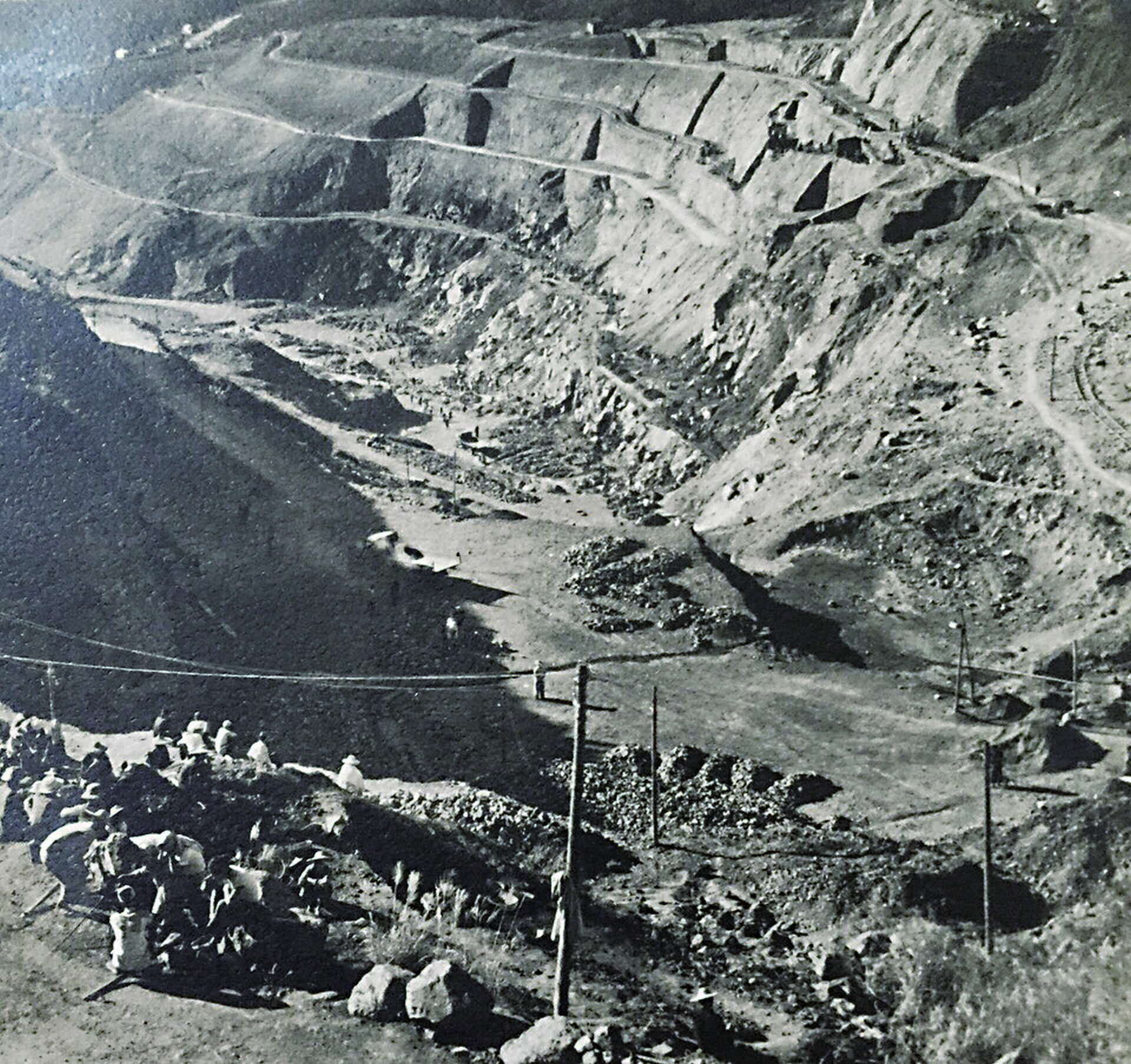 層層的礦山，沙塵滾滾，今天馬鞍山礦場早已成為歷史。