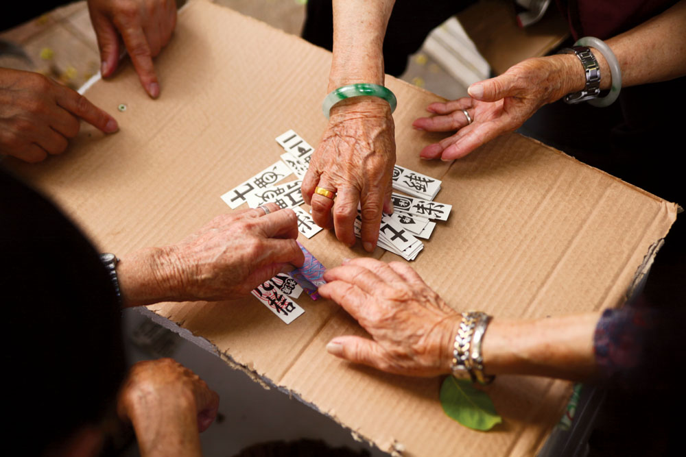 客家牌因為玩法刺激，常常用於賭博，連節儉的客家婦女也會試試運氣，小賭怡情。
