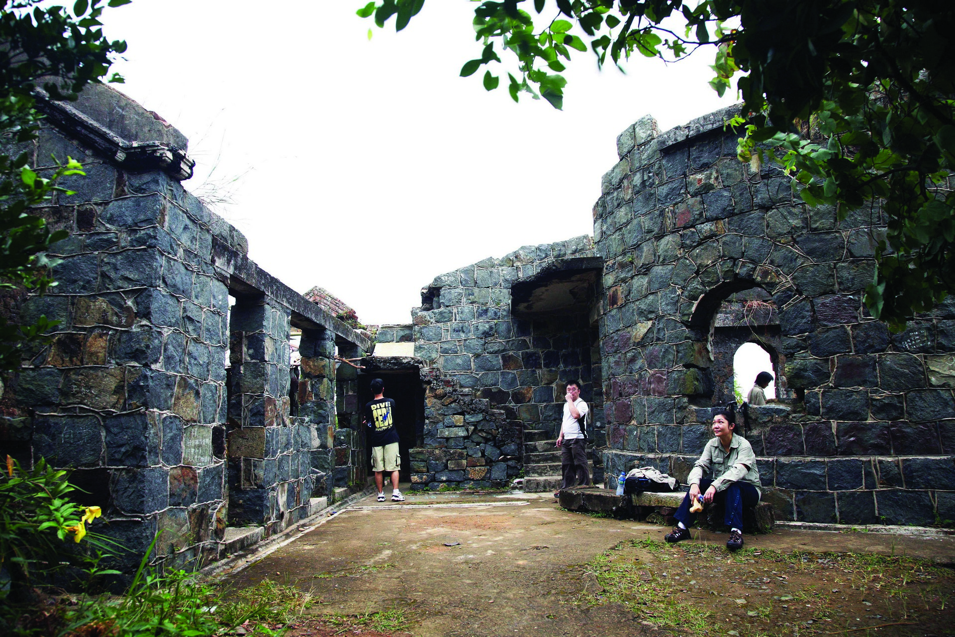 遊人到此遊覽的興致不遜於對岸由碉堡改建的海防博物館。