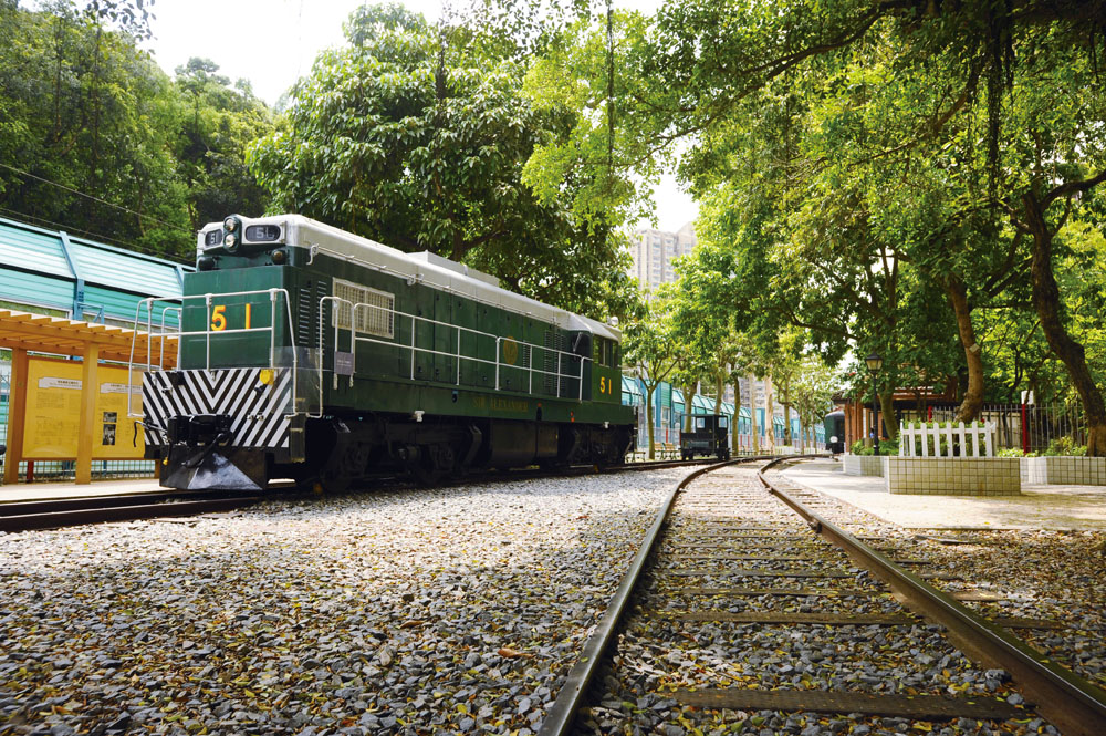 香港首架柴油電動機車「葛量洪爵士號」是展品之一，它同時是香港首架以人名命名的火車頭。