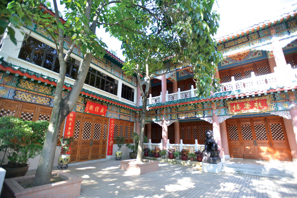 學院建築富中國風格的亭台樓閣，並擺放不少天然的岩石，吸引遊人前往觀賞。
