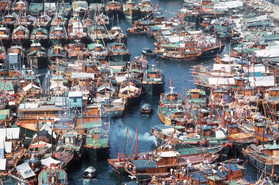 昔日香港仔避風塘泊滿大大小小的漁船和住家艇，場面壯觀。