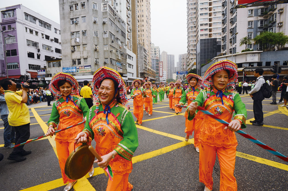 巡遊隊伍還包括穿上傳統服飾的鶴佬婦女，她們一邊跳著「陸上行舟」的舞蹈一邊跟著隊伍前行。