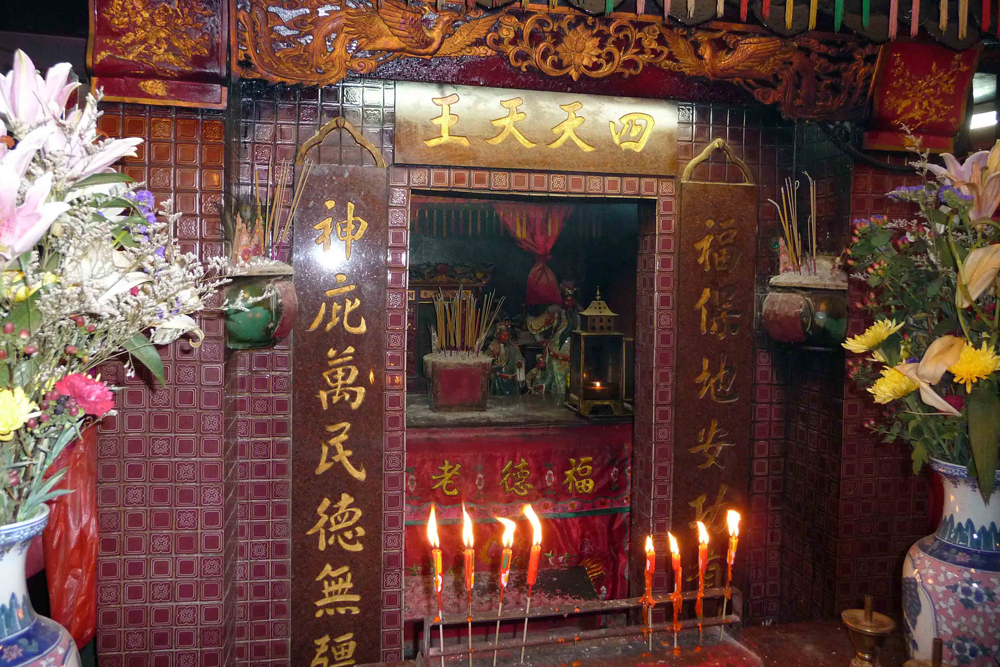 福德古廟內有間細小殿宇，供奉福德伯公和媽祖等神祇。