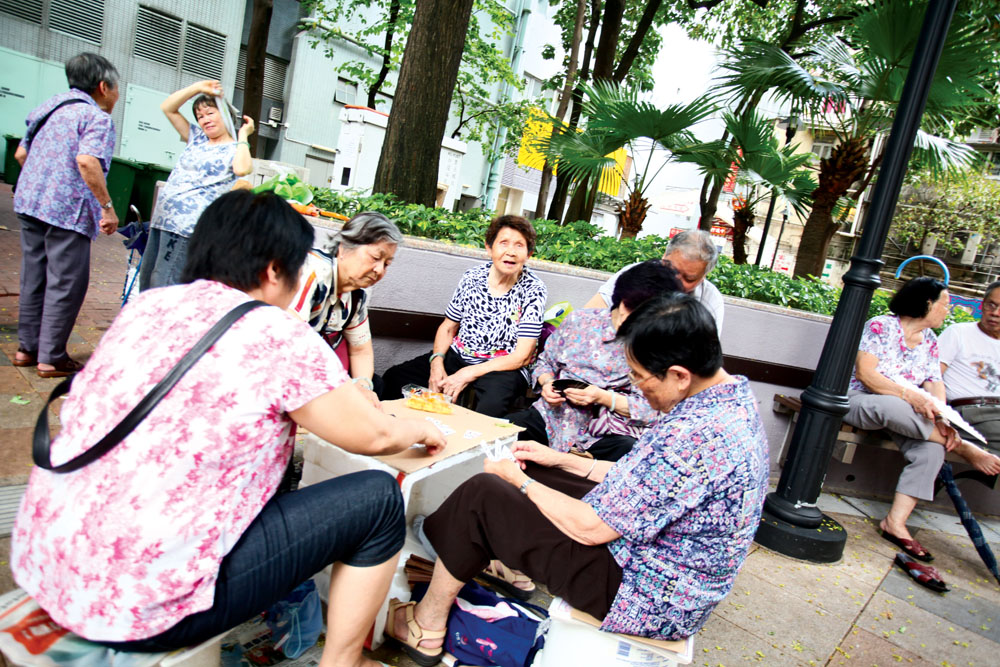 客家婦女閒時在公園聊天，又自備桌椅玩傳統的客家牌。