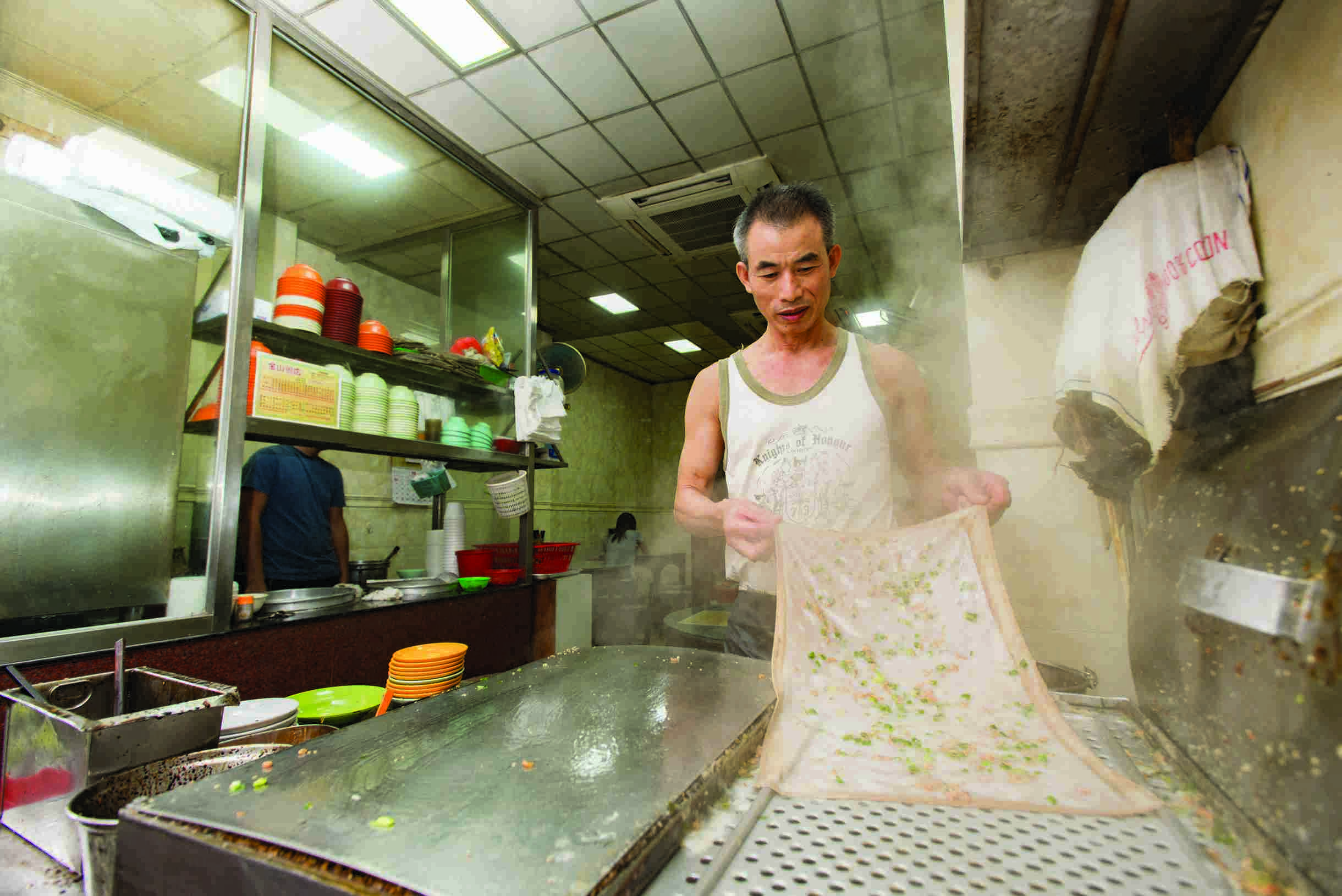 奚達華即席拉蝦米腸粉，香氣襲人，是西貢名物。