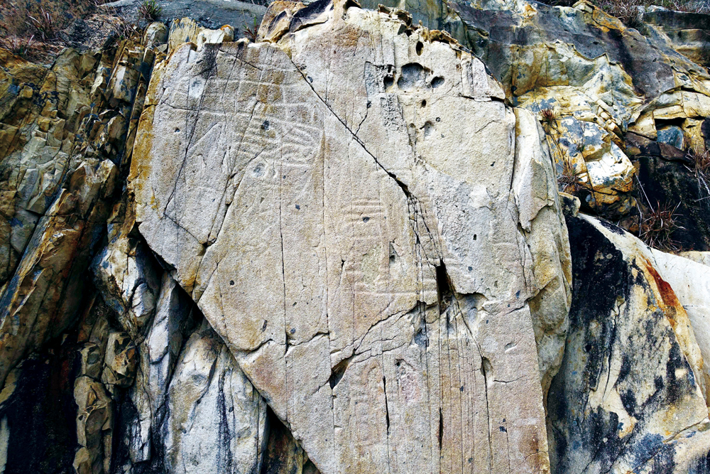 石刻圖案不明，估計是先民藉此表達大自然的奧秘。