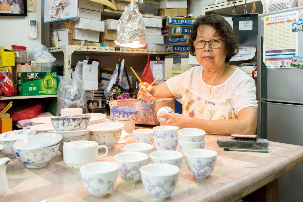 林太仍然堅持以巧手彩繪製作陶瓷，每日繼續經營小店。