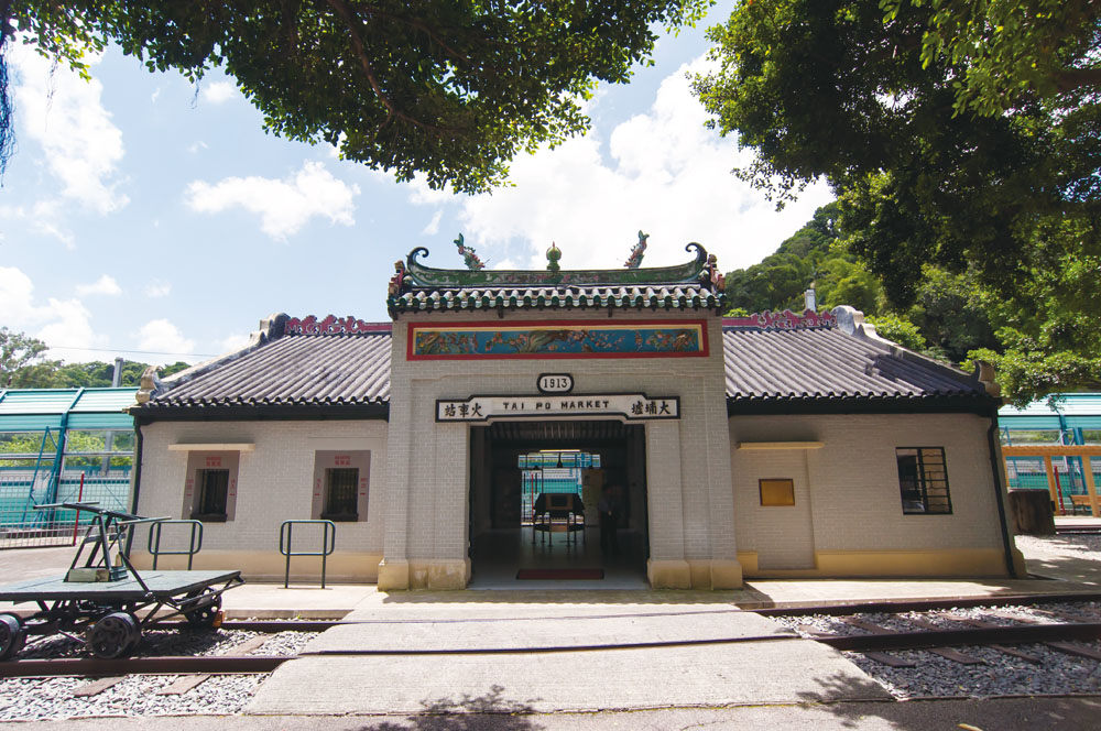 舊大埔墟火車站大樓為瓦頂磚牆建築，屋脊上飾有的定火珠和鰲魚，十分具有中國特色，而內部則按運作需要而設計。