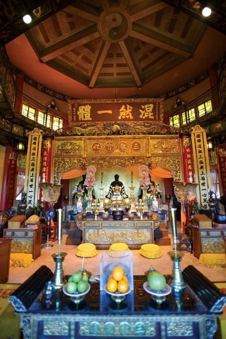 三教大殿內設有一「混然一體」匾額，崇奉儒、釋、道三教聖人。