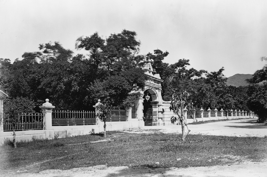 1868年的渣甸花園的大門入口，頗見氣派。