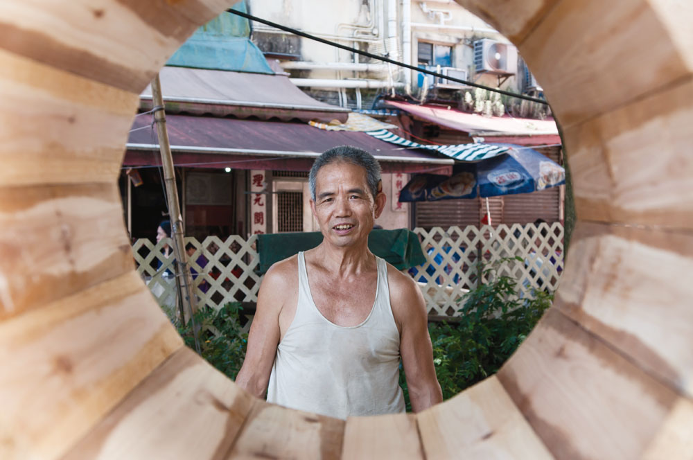 許伯年少學成手藝，其後在香港經商，想不到近年卻重新拾起木頭，成為大埔的環保木匠。