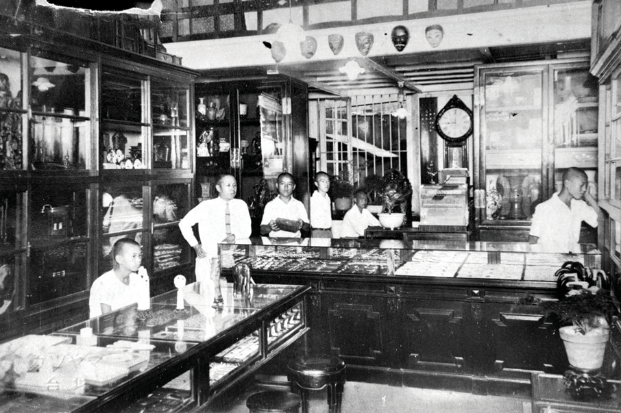 1925年灣仔海旁東（今莊士敦道）日人開設的商店，售賣日本工藝品。