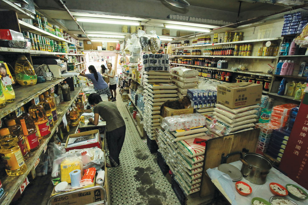 除了兼營的士多外，裕昌隆亦維持舊業，售賣乾貨。