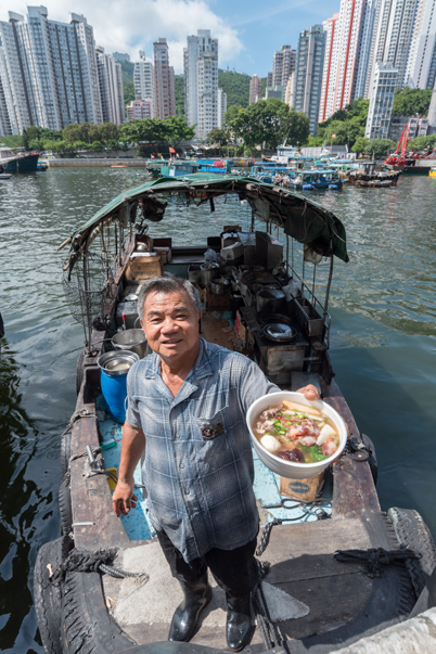 林流的粉艇主要售賣燒味粉麵飯，他形容水上人「日日對住啲魚」，所以偏好吃燒味。