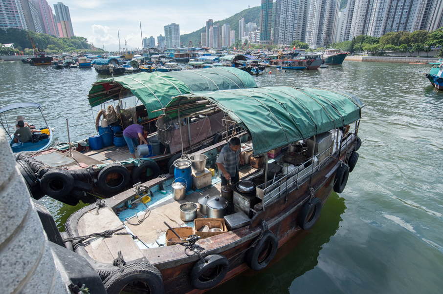 全盛時，香港仔漁港有超過二十艘食品販賣艇，現今只剩約兩艘。