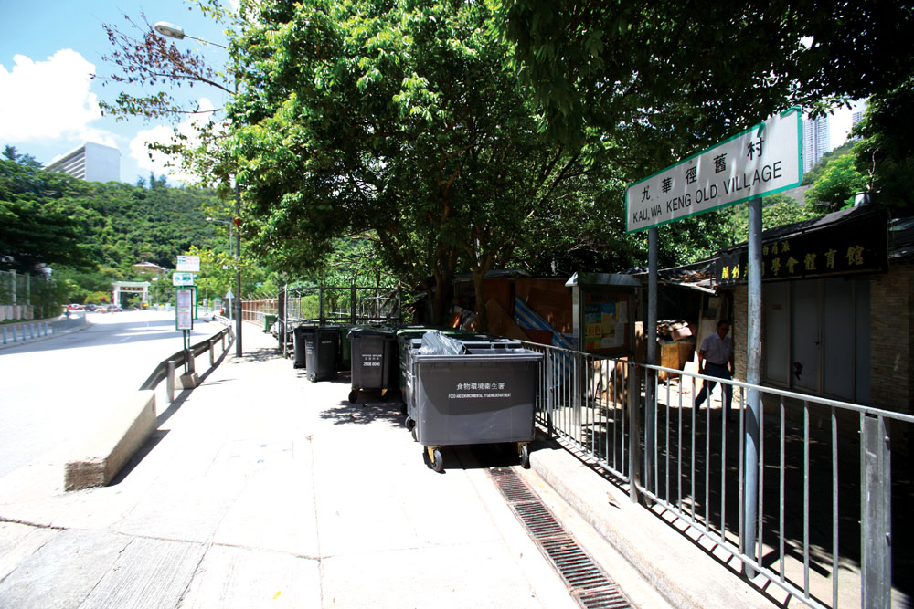 九華徑舊村的村口並不顯眼，左面是車站，右面是臨時垃圾收集站。