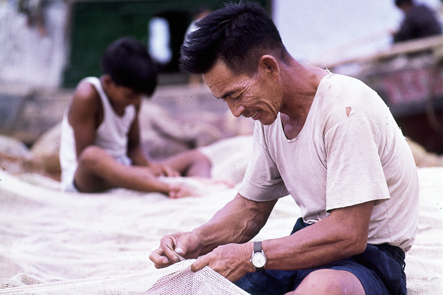 漁民子弟自小已學懂基本捕魚的技術，修補漁網已是日常的慣性工作。