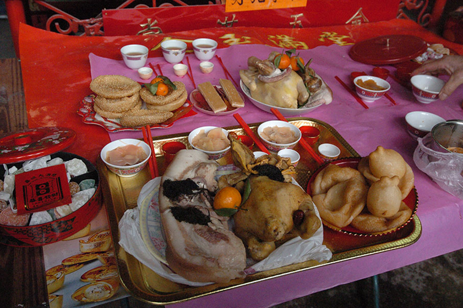 圍村人喜愛的傳統食物，都會用來供奉祖先。