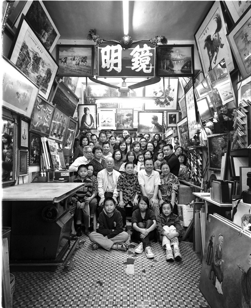 鏡明是一間屹立在上海街逾九十年的老店，四代同堂堅守的祖業，是典型的家庭式經營。