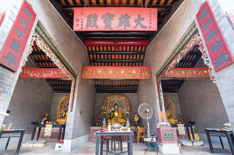 靈渡寺的大雄寶殿將三尊佛像分開三個空間安放
