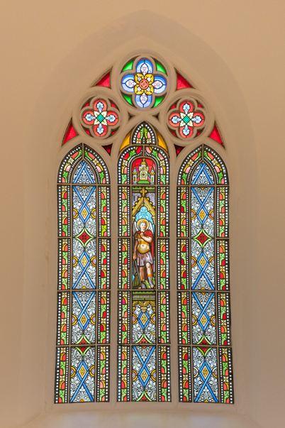 伯大尼修院聖堂裝上彩繪玻璃窗，散發動人色彩。