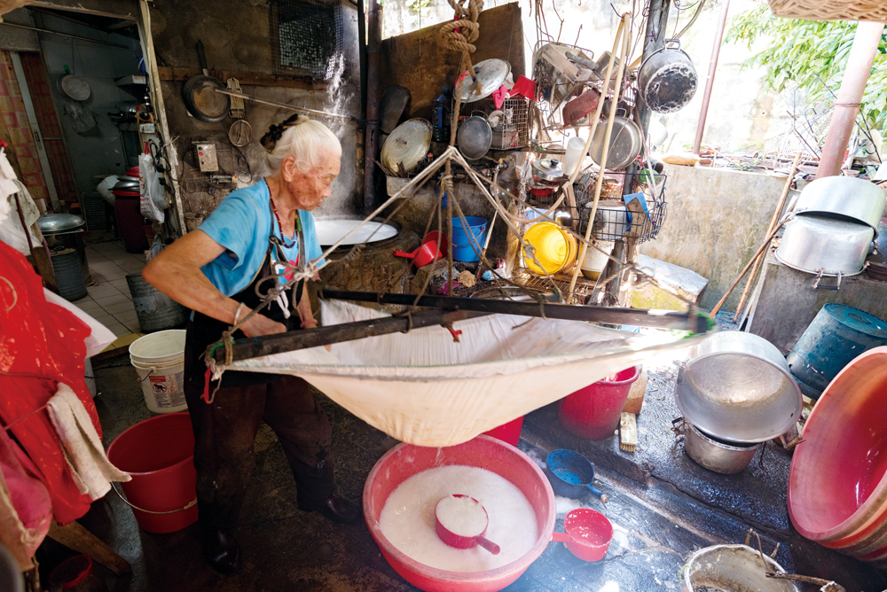 程婆婆每天仍是以傳統方法，一絲不苛製作出美味軟滑的豆腐花，背後的辛勞和心機不為人知。