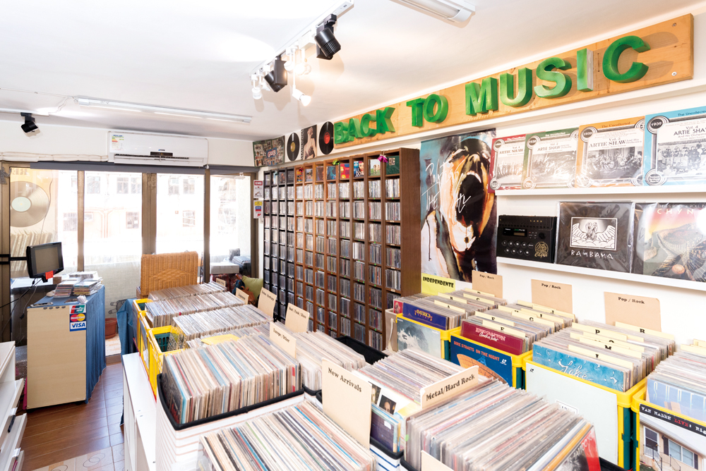 樓上小小的空間，放上過萬隻黑膠和CD，是樂迷聚腳和分享音樂的好地方。