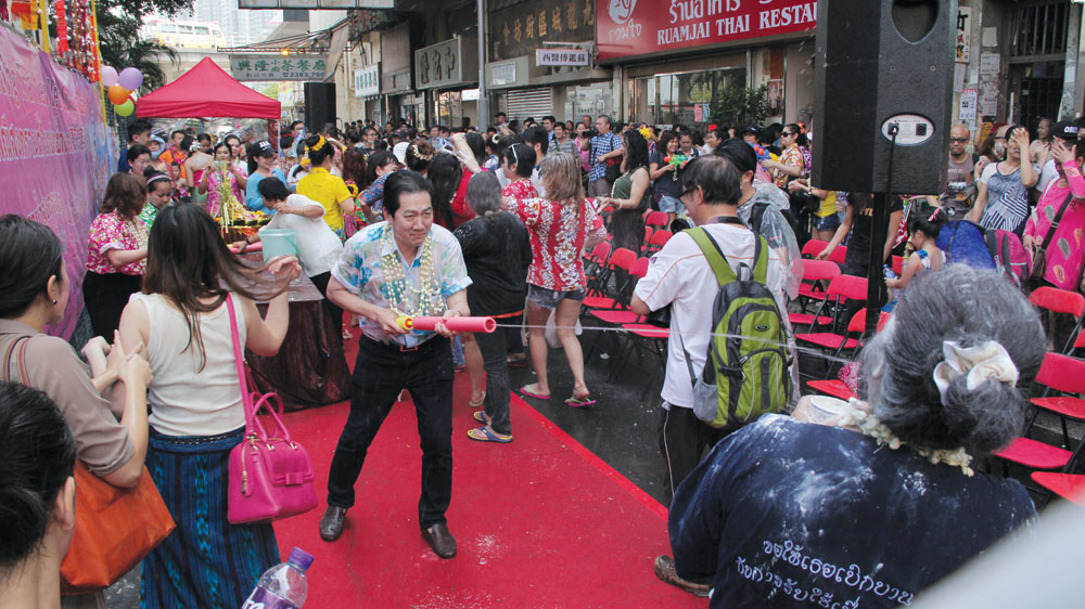 十年來，潑水節已成了九龍城每年一度的重要慶典。雖然濕透身，但各人皆樂在其中，感受到泰國人的熱情奔放。