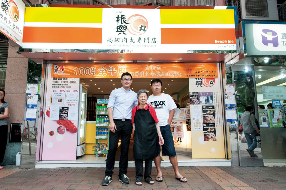 陳岳成(左)與母親及兄長合影，背後為門市，外觀設計現代化，實在看不出是一老字號。