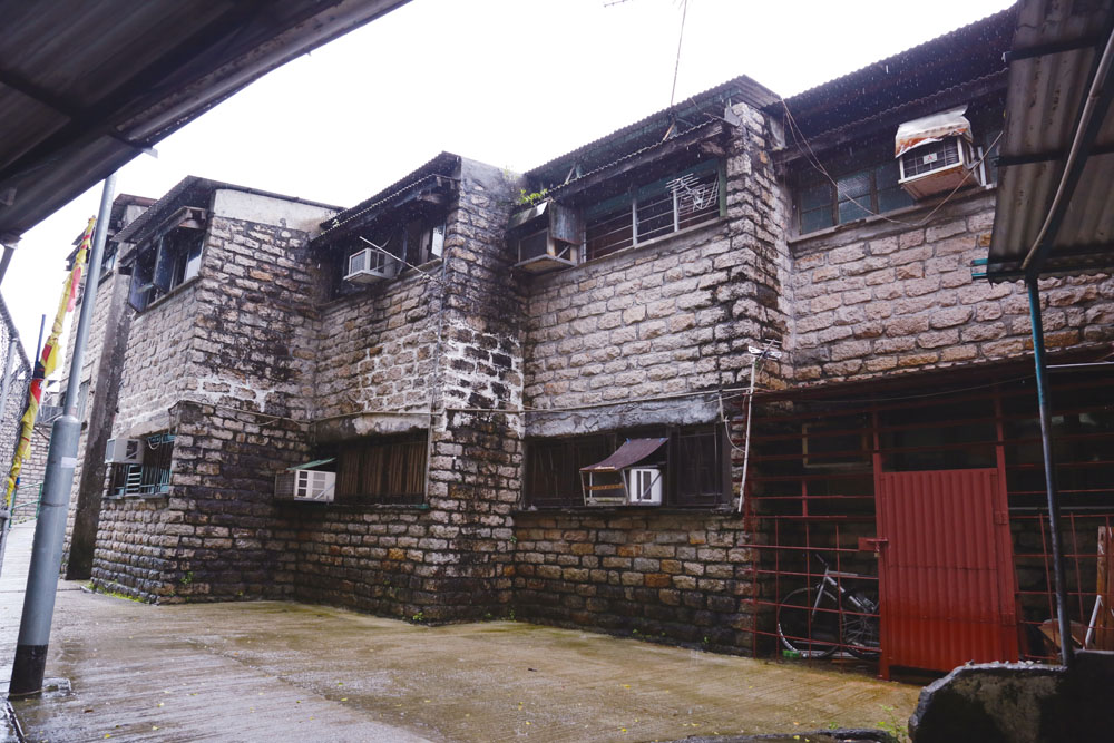圖為美援新村興建的第一期房屋，石砌牆壁尤為顯眼，與第二期的粉刷牆壁截然不同。