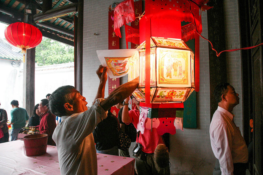 過去一年家中有新生男嬰的鄧氏村民在清樂鄧公祠點燈。