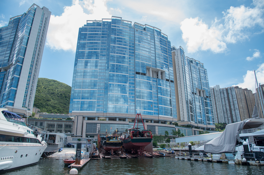 今天香港仔避風塘都泊上不少西式遊艇，背後也聳立了不少豪宅。