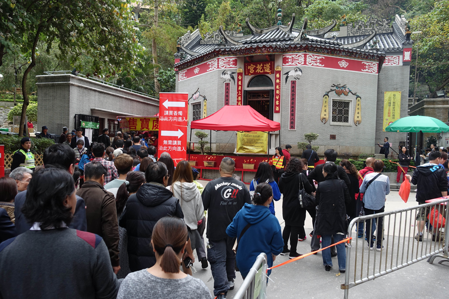 華人廟宇委員會實施人流管制，讓善信分批入內上香。