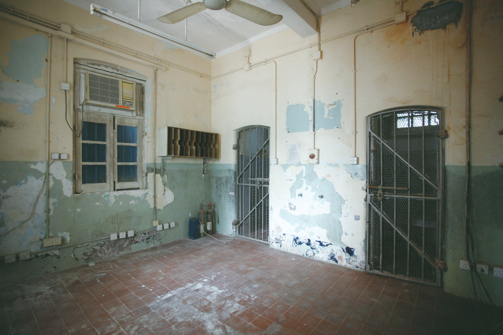 復修前的報案室和 囚室，現在是訪客中心和展覽廳。