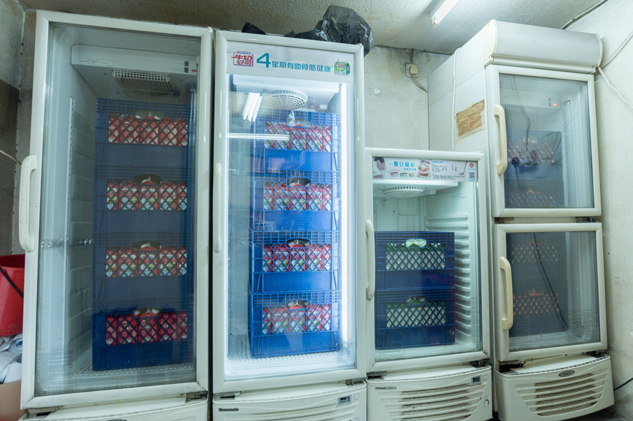一輛客貨車加幾個用來放置牛奶的冰箱，就是大眾派奶服務中心的主要資產。