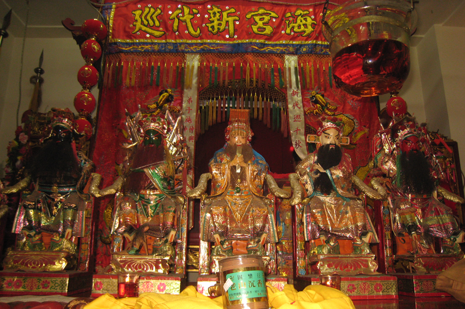 香港鎮海宮代天巡狩五位王爺的神像。