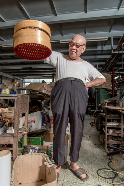 除了生產竹製蒸籠外，呂伯也利用竹子輕身的特點，為食肆設計一系列具特色的燈罩。