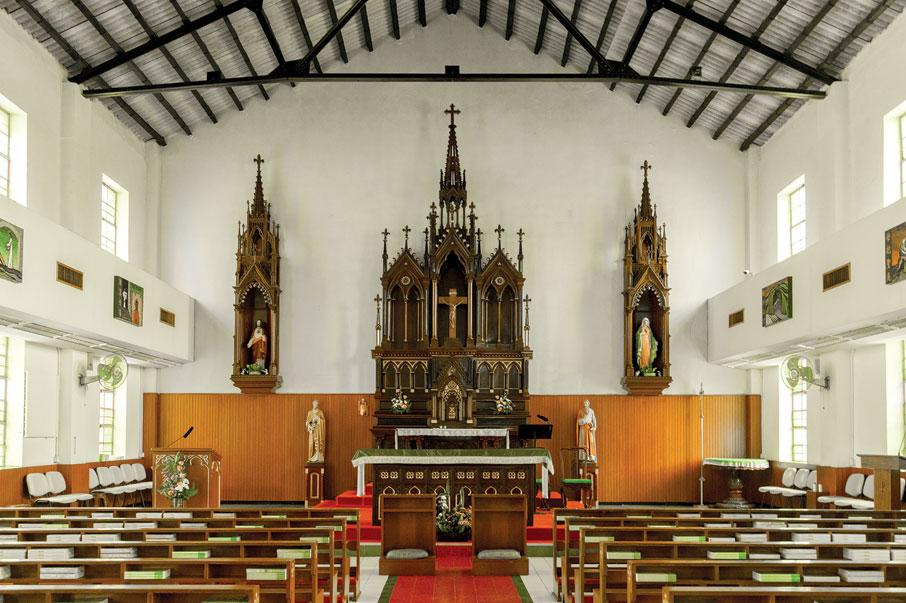 教堂內的哥德式木祭台來自薄扶林納匝肋印書館的小堂。
