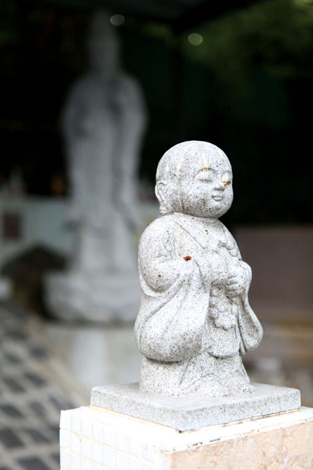 南天竺的放生池畔放置著大大小小的佛像和菩薩，造型姿態各有特色，妙趣橫生。