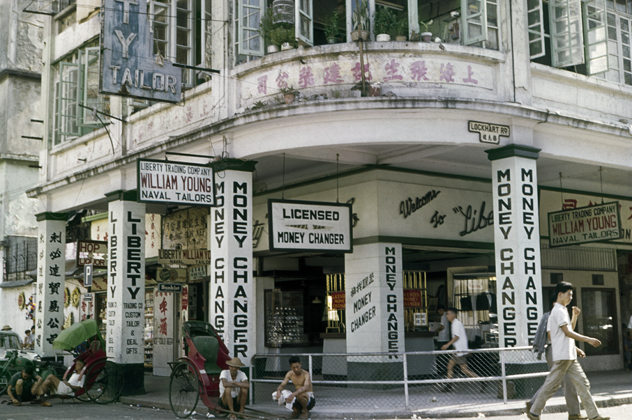 七十年代的灣仔駱克道，四處可見西方文化的色彩，同時日本百貨文化已開始在香港開拓市場。