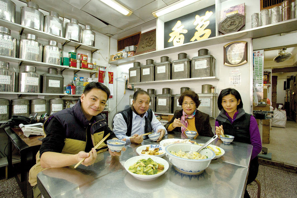 潮州人最注重家庭觀念，能夠吃到家鄉菜，喝上一壺功夫茶，已感滿足，九龍城名店茗香茶莊的陳氏一家也不會例外。