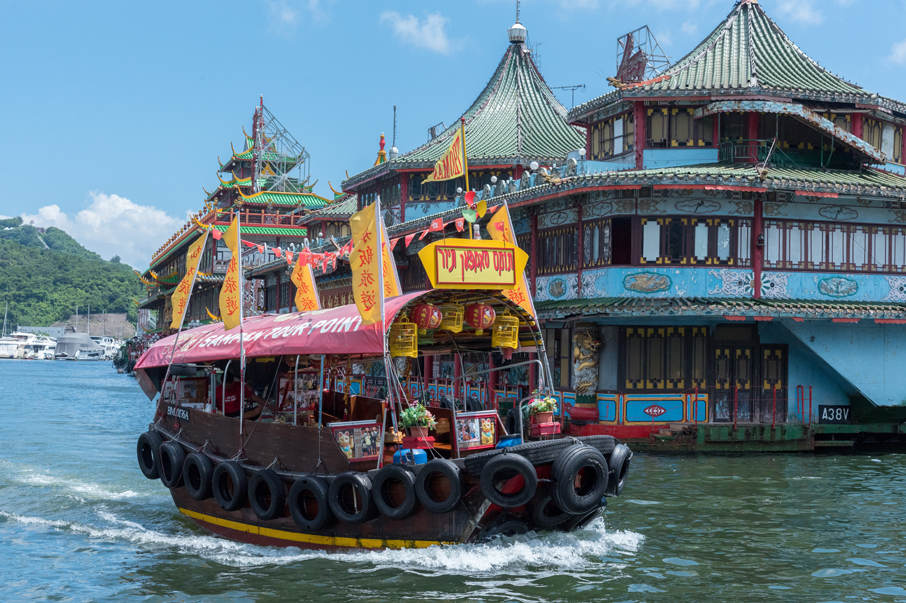 海鮮舫早已成為香港仔的標記，加上往還的水上的士，仍可感受到早年香港仔的風貌。