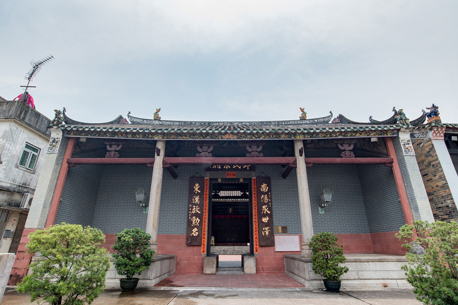 位於坑頭村和坑尾村之間的鄧氏宗祠，是屏山鄧 族最重要的建築。