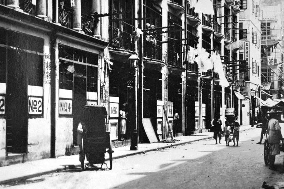1920年代位於春園街的妓院，右方可見日人開設的酒館。